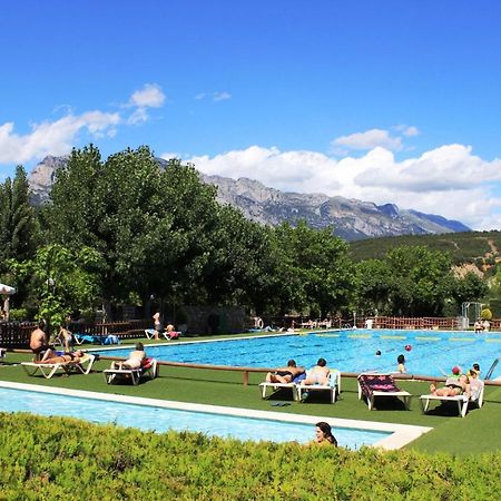 Bungalows Pena Montanesa อาอินซา ภายนอก รูปภาพ