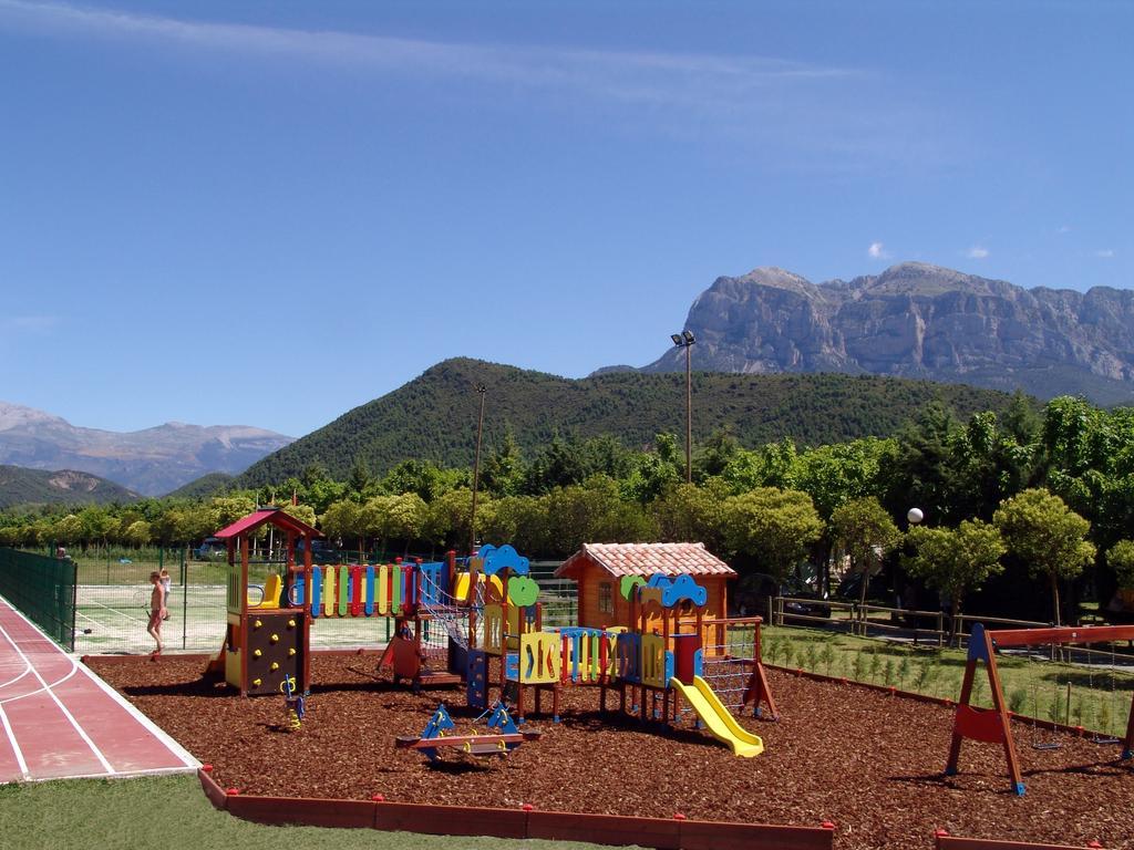 Bungalows Pena Montanesa อาอินซา ภายนอก รูปภาพ